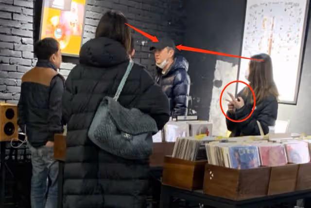 李嫣和4個月妹妹首同框!全程與奶奶並肩熱聊,海哈金喜小跑跟上