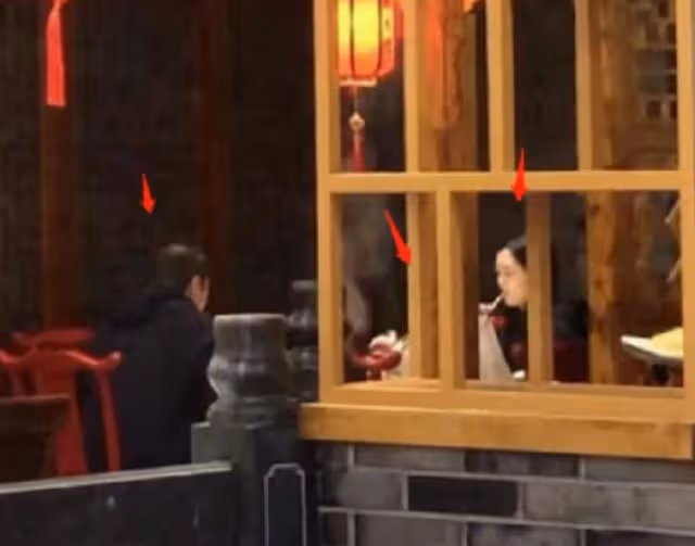 李嫣和4個月妹妹首同框!全程與奶奶並肩熱聊,海哈金喜小跑跟上