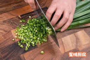 超快手韭菜盒子！用餃子皮就能做！