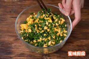 超快手韭菜盒子！用餃子皮就能做！