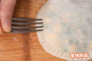 超快手韭菜盒子！用餃子皮就能做！