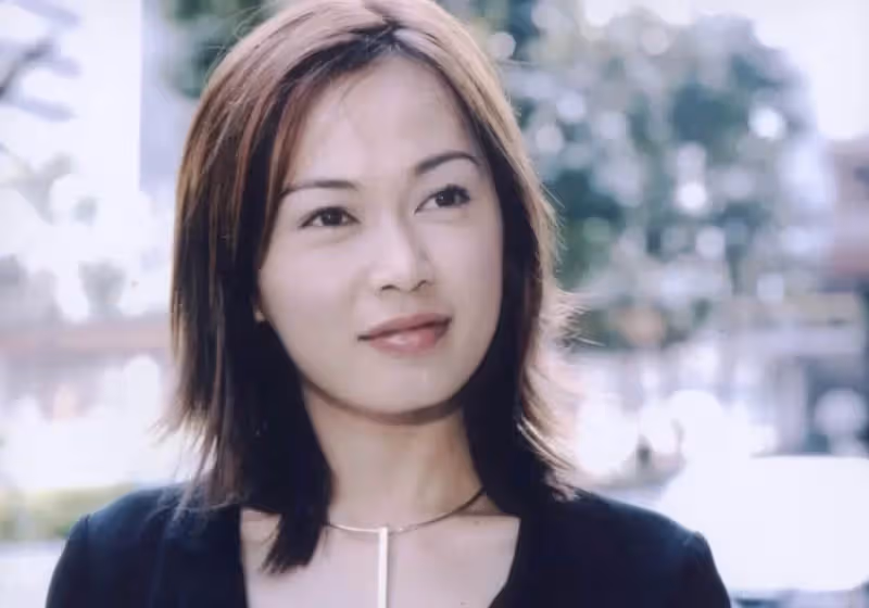 很多人都知道她是TVB的「五美」,但卻不知她是新加坡人!未婚先孕獨自養子11年,母子倆如出一轍
