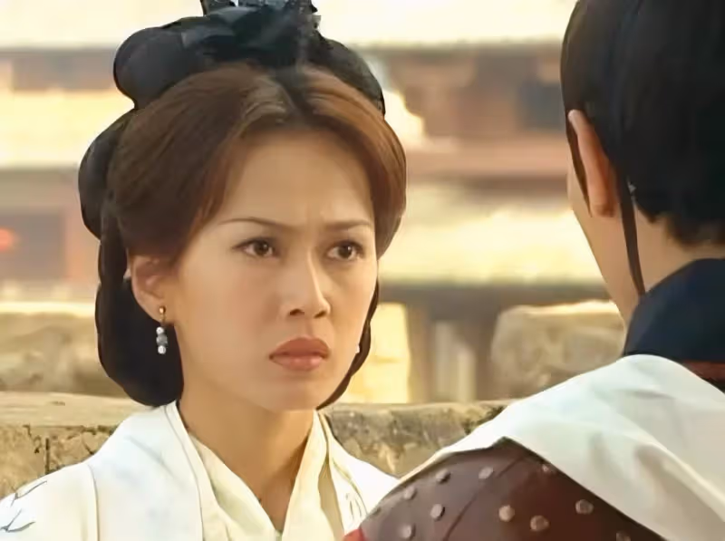 很多人都知道她是TVB的「五美」,但卻不知她是新加坡人!未婚先孕獨自養子11年,母子倆如出一轍