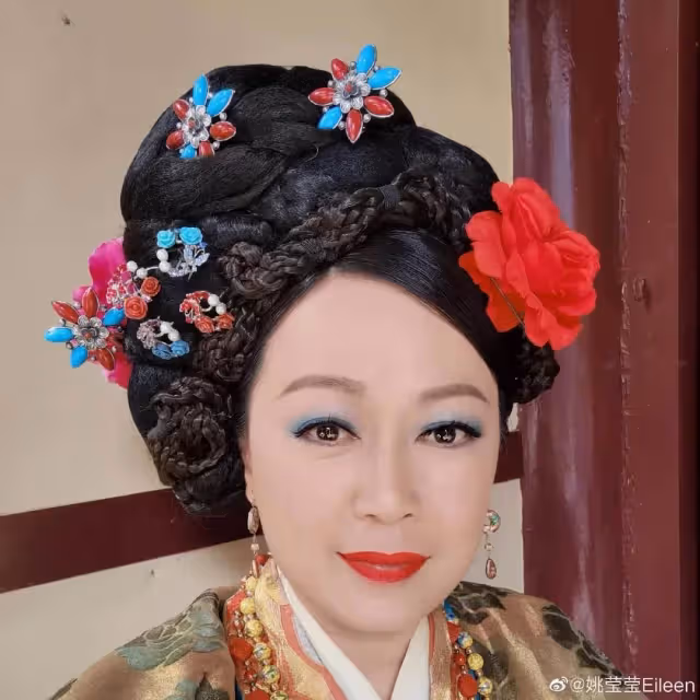 很多人都知道她是TVB的「五美」,但卻不知她是新加坡人!未婚先孕獨自養子11年,母子倆如出一轍