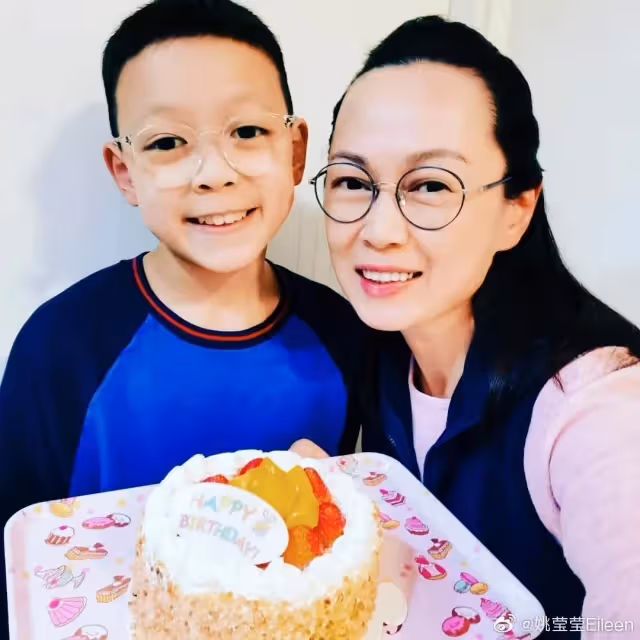 很多人都知道她是TVB的「五美」,但卻不知她是新加坡人!未婚先孕獨自養子11年,母子倆如出一轍