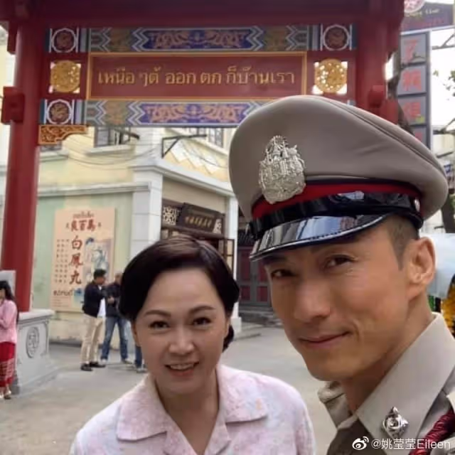 很多人都知道她是TVB的「五美」,但卻不知她是新加坡人!未婚先孕獨自養子11年,母子倆如出一轍