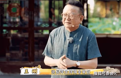 倪萍王剛再次攜手主持 兩人相擁難掩激動