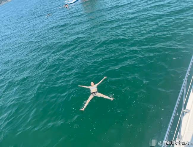 成龍前女友吳綺莉曬泳照 穿短褲背心皮膚太白嫩