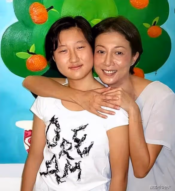 成龍前女友吳綺莉曬泳照 穿短褲背心皮膚太白嫩