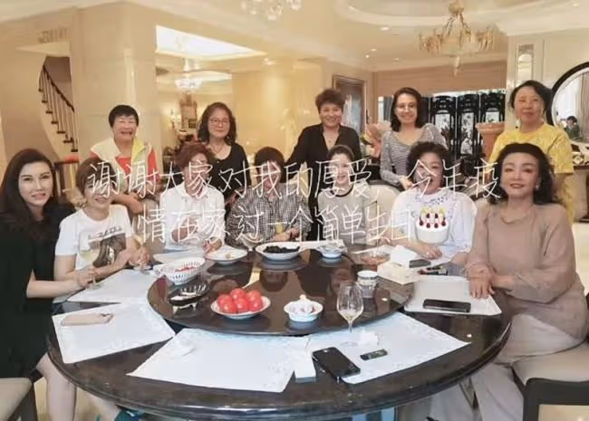 中國老牌歌手齊聚富婆家 杭天琪董文華如複製