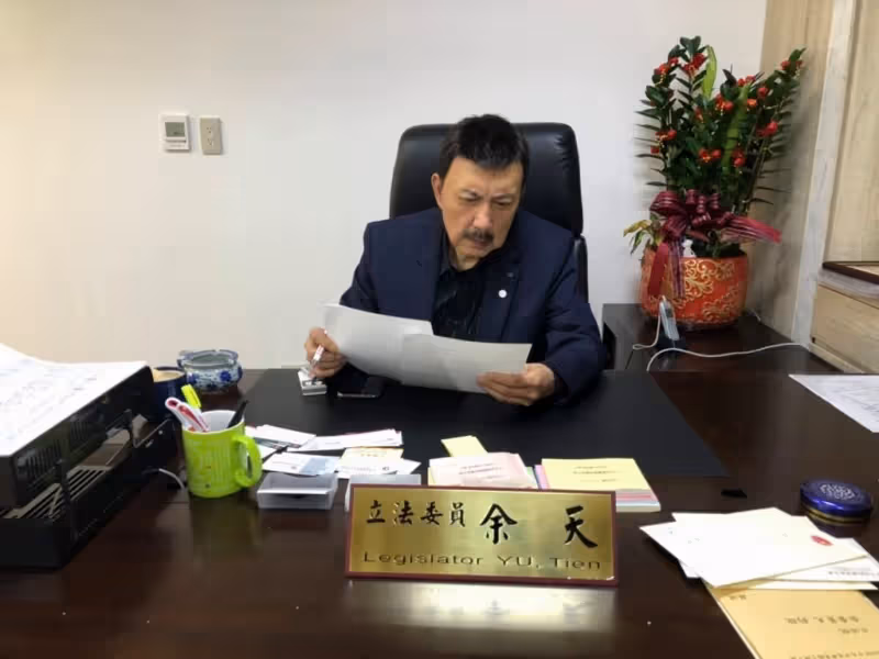 驚傳「中風住院」？　余天澄清：天氣悶熱身體不適