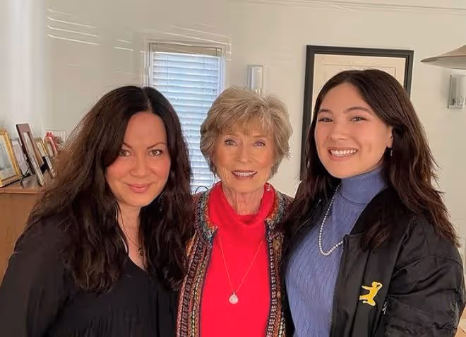 李小龍遺孀攜三婚老公參加聚會!77歲氣質出眾,美貌外孫女罕露面