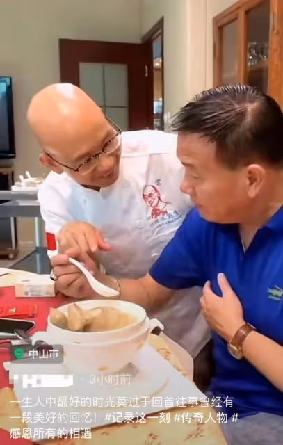 65歲萬梓良曝近況!戴「鴿子蛋」吃鮑魚乳鴿,滿臉通紅在室內抽菸