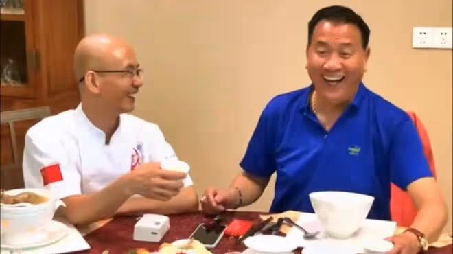 65歲萬梓良曝近況!戴「鴿子蛋」吃鮑魚乳鴿,滿臉通紅在室內抽菸