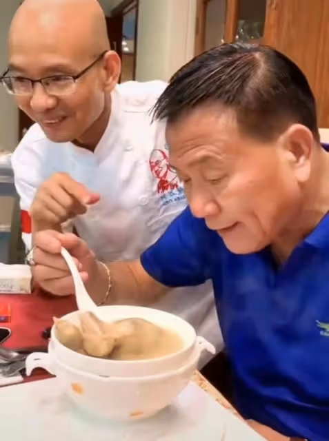 65歲萬梓良曝近況!戴「鴿子蛋」吃鮑魚乳鴿,滿臉通紅在室內抽菸