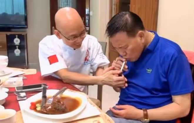 65歲萬梓良曝近況!戴「鴿子蛋」吃鮑魚乳鴿,滿臉通紅在室內抽菸