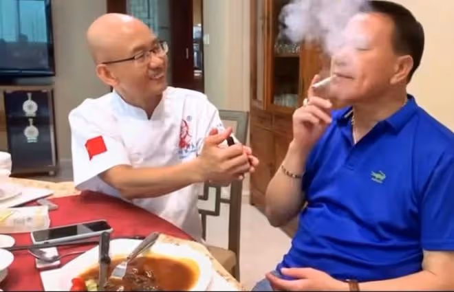 65歲萬梓良曝近況!戴「鴿子蛋」吃鮑魚乳鴿,滿臉通紅在室內抽菸