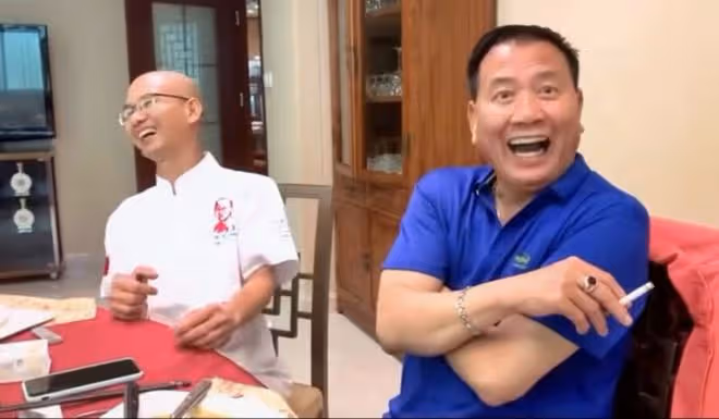 65歲萬梓良曝近況!戴「鴿子蛋」吃鮑魚乳鴿,滿臉通紅在室內抽菸