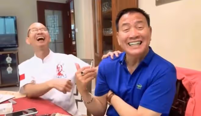 65歲萬梓良曝近況!戴「鴿子蛋」吃鮑魚乳鴿,滿臉通紅在室內抽菸