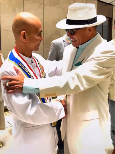 65歲萬梓良曝近況!戴「鴿子蛋」吃鮑魚乳鴿,滿臉通紅在室內抽菸