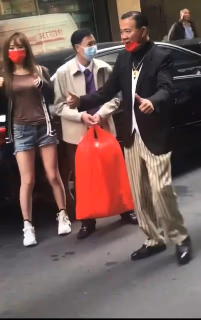 65歲萬梓良曝近況!戴「鴿子蛋」吃鮑魚乳鴿,滿臉通紅在室內抽菸