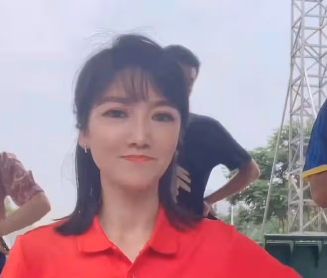 40歲美女主持人官宣結婚懷孕!挺大肚子吃冰淇淋,老公身份太神秘