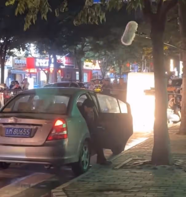 胡歌拍戲封路影響交通,周圍站滿圍觀人員,行人車輛被攔無法離開