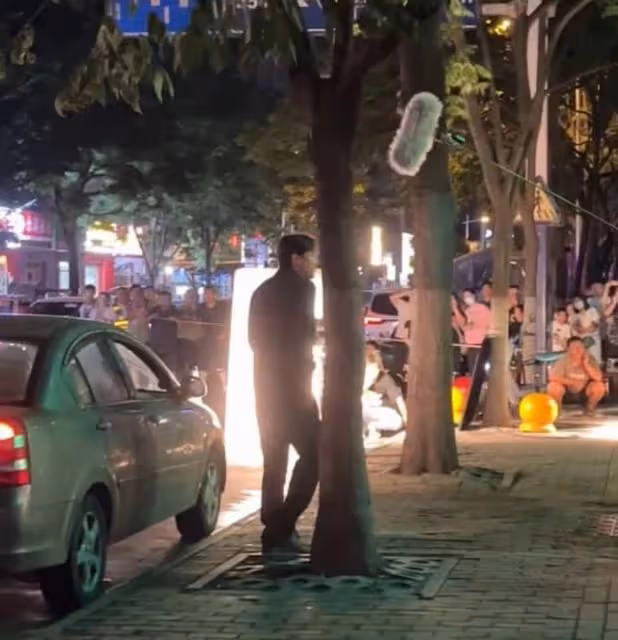 胡歌拍戲封路影響交通,周圍站滿圍觀人員,行人車輛被攔無法離開