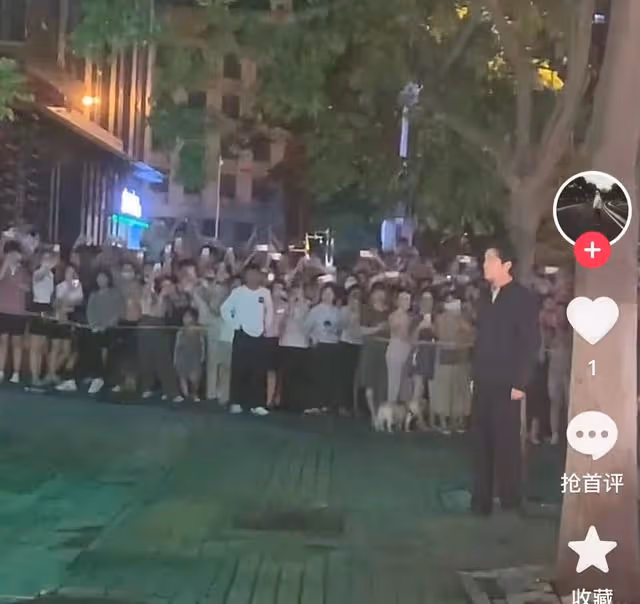 胡歌拍戲封路影響交通,周圍站滿圍觀人員,行人車輛被攔無法離開