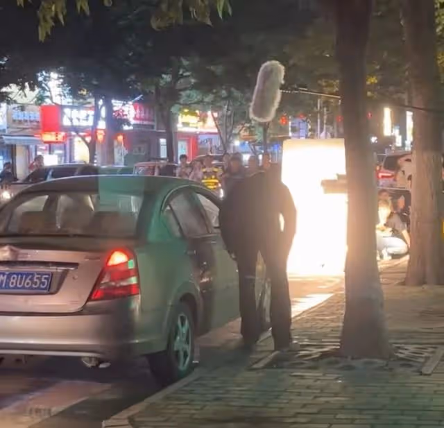 胡歌拍戲封路影響交通,周圍站滿圍觀人員,行人車輛被攔無法離開