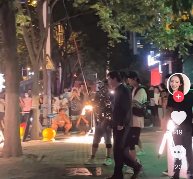 胡歌拍戲封路影響交通,周圍站滿圍觀人員,行人車輛被攔無法離開
