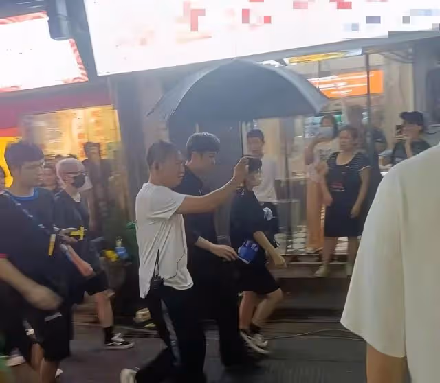胡歌拍戲封路影響交通,周圍站滿圍觀人員,行人車輛被攔無法離開