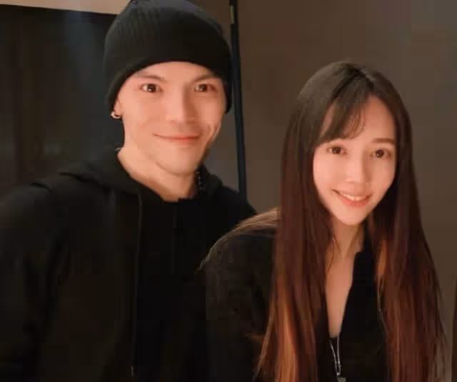向佐與美女視頻照曝光!婚內約美女見面遭拒,女方姿態妖嬈露香肩
