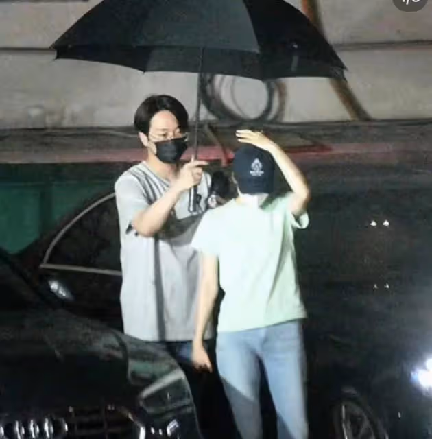 花滑女王金妍兒官宣結婚,與男友在雨中漫步,雙方回應婚期已定