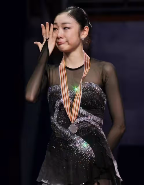 花滑女王金妍兒官宣結婚,與男友在雨中漫步,雙方回應婚期已定