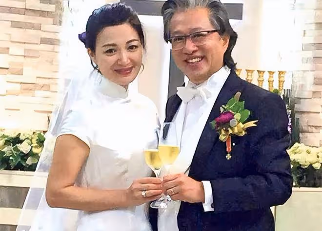 陳少霞結婚6周年!與大20歲富豪老公出門慶祝,遍地豪車太壯觀