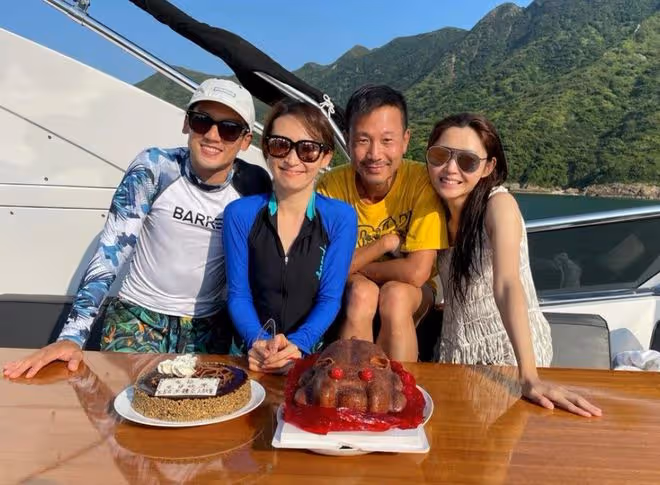「英皇一姐」生日排場大!老闆楊受成開遊艇派對,送乳豬蛋糕慶祝