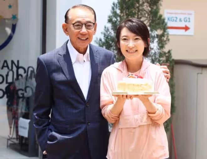 「英皇一姐」生日排場大!老闆楊受成開遊艇派對,送乳豬蛋糕慶祝