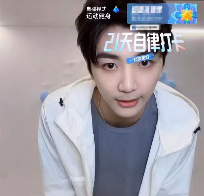 莫少聰兒子直播健身,洪欣刷禮物支持,21歲張鎬濂已改跟繼父姓