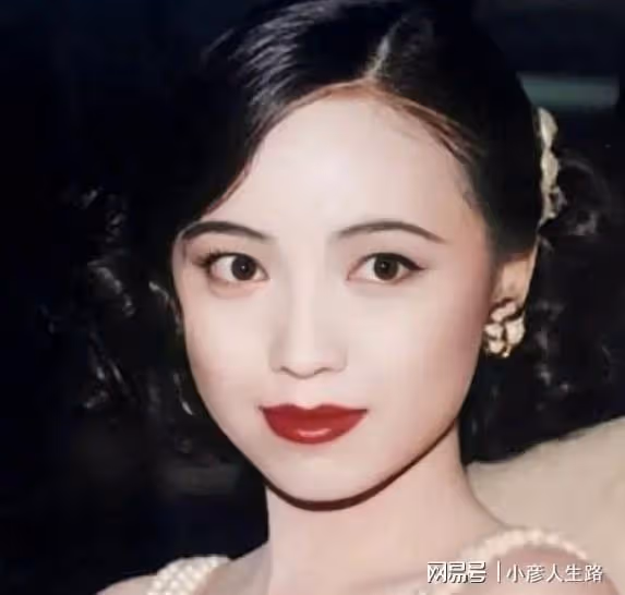 香港視後鄧萃雯:勇拼事業,有錯就改,她才是真正的大女主