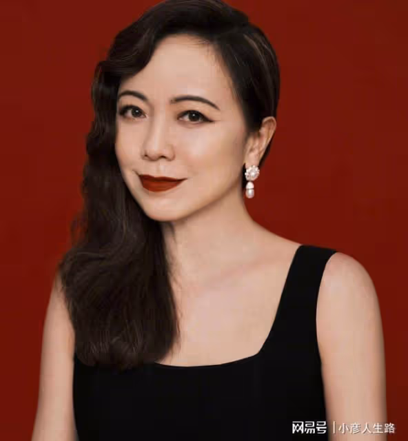 香港視後鄧萃雯:勇拼事業,有錯就改,她才是真正的大女主