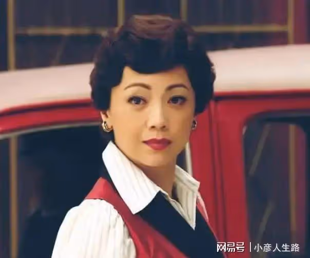 香港視後鄧萃雯:勇拼事業,有錯就改,她才是真正的大女主