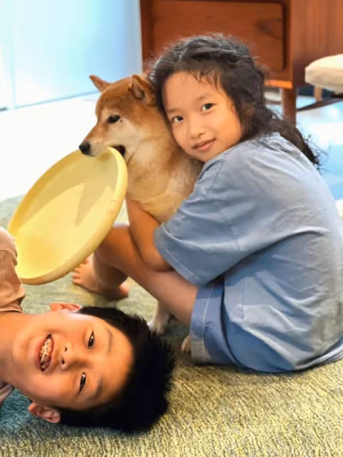 黃覺一家四口做核酸被偶遇，愛妻膚白長腿氣質佳，兒女乖巧長像爸