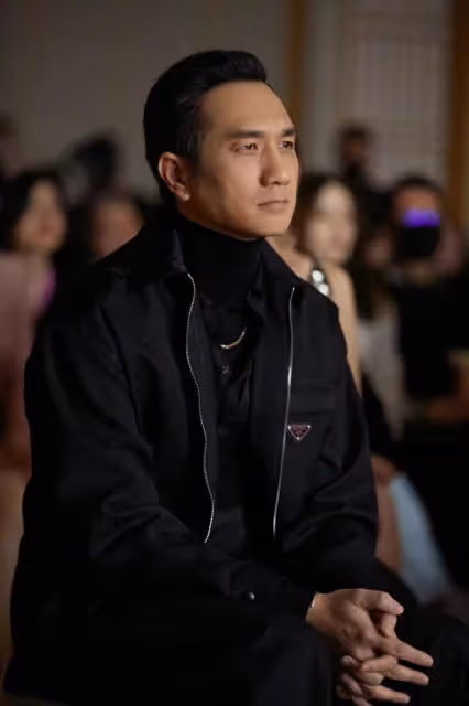 黃覺一家四口做核酸被偶遇，愛妻膚白長腿氣質佳，兒女乖巧長像爸