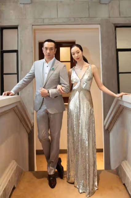 黃覺一家四口做核酸被偶遇,愛妻膚白長腿氣質佳,兒女乖巧長像爸
