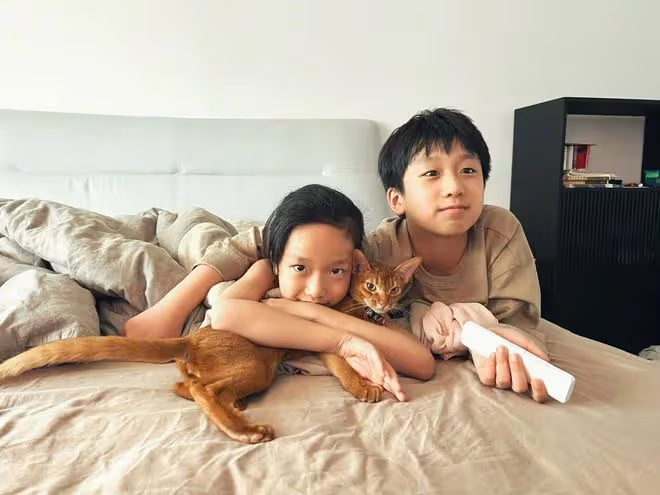 黃覺一家四口做核酸被偶遇,愛妻膚白長腿氣質佳,兒女乖巧長像爸