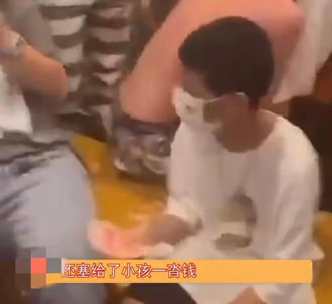 知名歌手演出中狂撒錢!瞬間撒光10萬現金,演出結束借錢打車回家