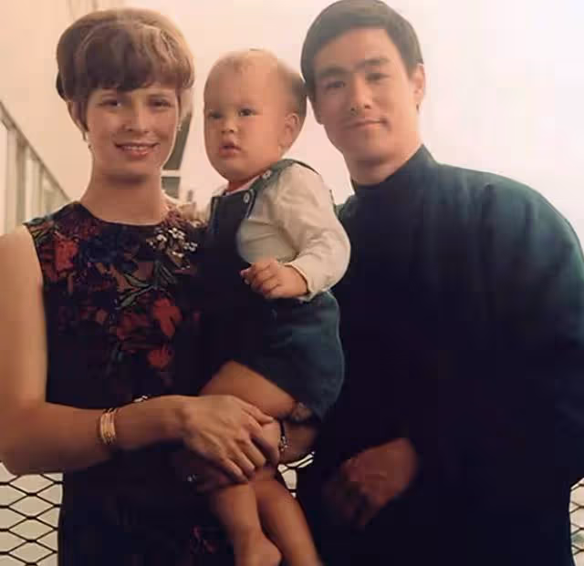李小龍77歲遺孀攜三婚丈夫聚會,喝到臉紅仍優雅,兒孫滿堂好幸福