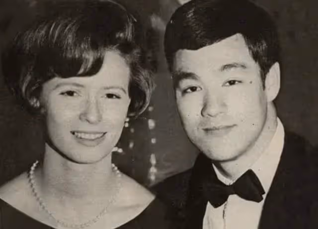 李小龍77歲遺孀攜三婚丈夫聚會,喝到臉紅仍優雅,兒孫滿堂好幸福