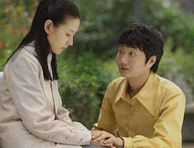 董潔前男友王大治被偶遇,在酒吧賣唱袒露心聲,打扮樸素發福明顯